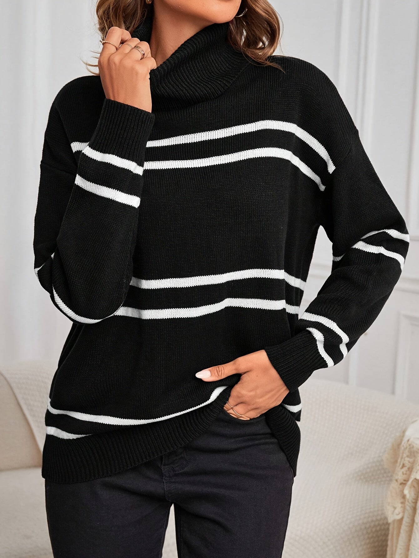 Teodora – Sweter z Wysokim Kołnierzem w Paski