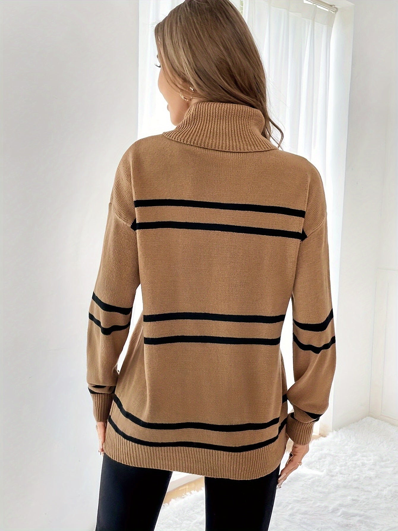 Teodora – Sweter z Wysokim Kołnierzem w Paski