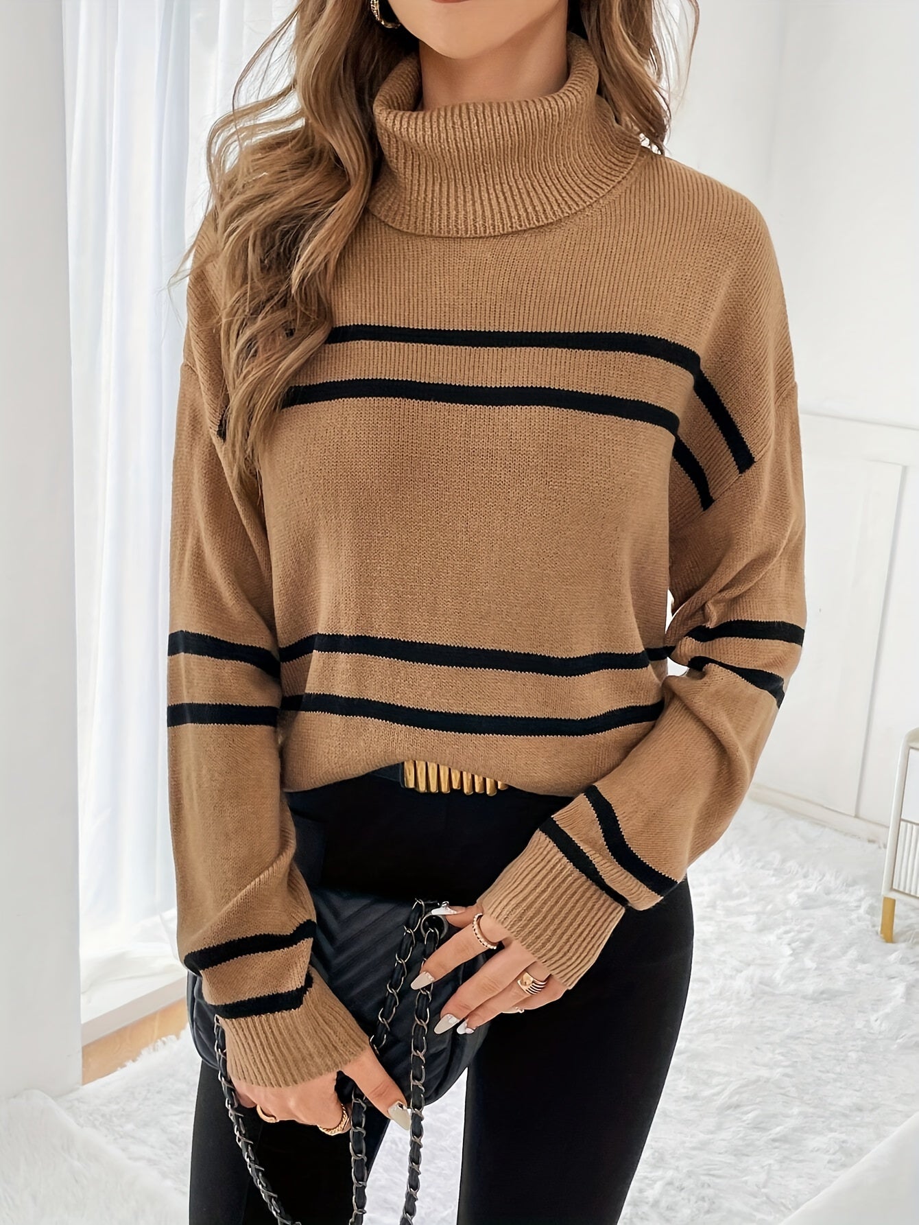 Teodora – Sweter z Wysokim Kołnierzem w Paski