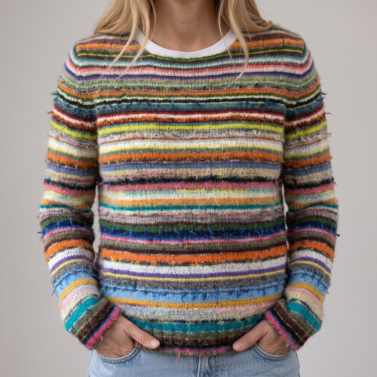 Weronika - Ciemny retro sweter z kolorowymi paskami