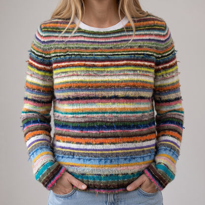Weronika - Ciemny retro sweter z kolorowymi paskami