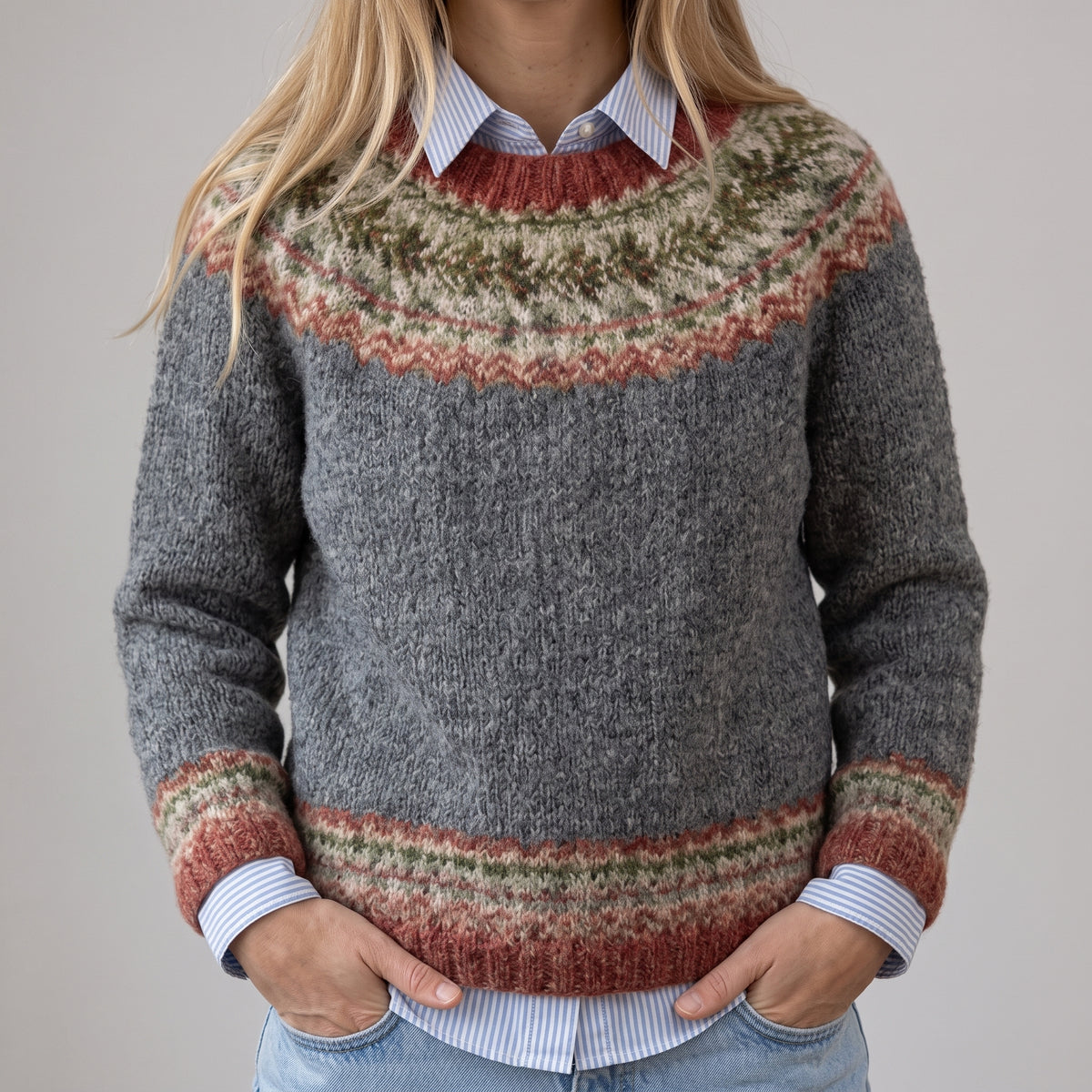 Krystyna - Szary retro sweter ze wzorem bordiury