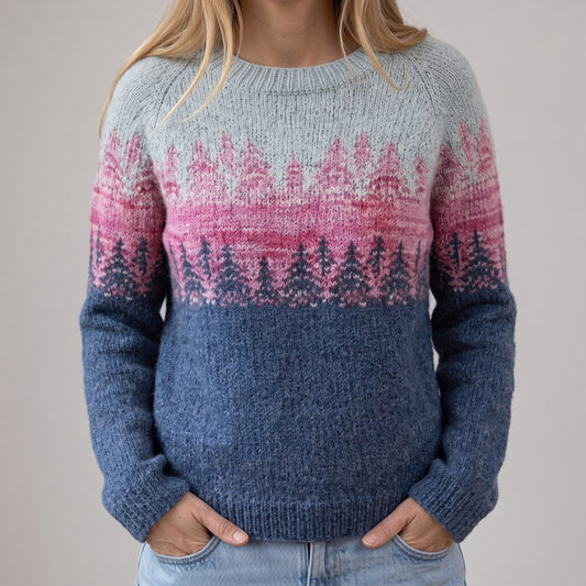 Małgorzata - Niebieski retro sweter ze wzorem choinek