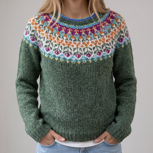 Dorota - Szary retro sweter z kolorowym norweskim wzorem