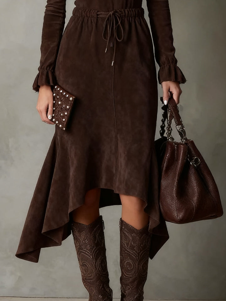 Alicja - Elegancka Midi Sukienka z Ciemnobrązowego Zamszu z Sznurkiem