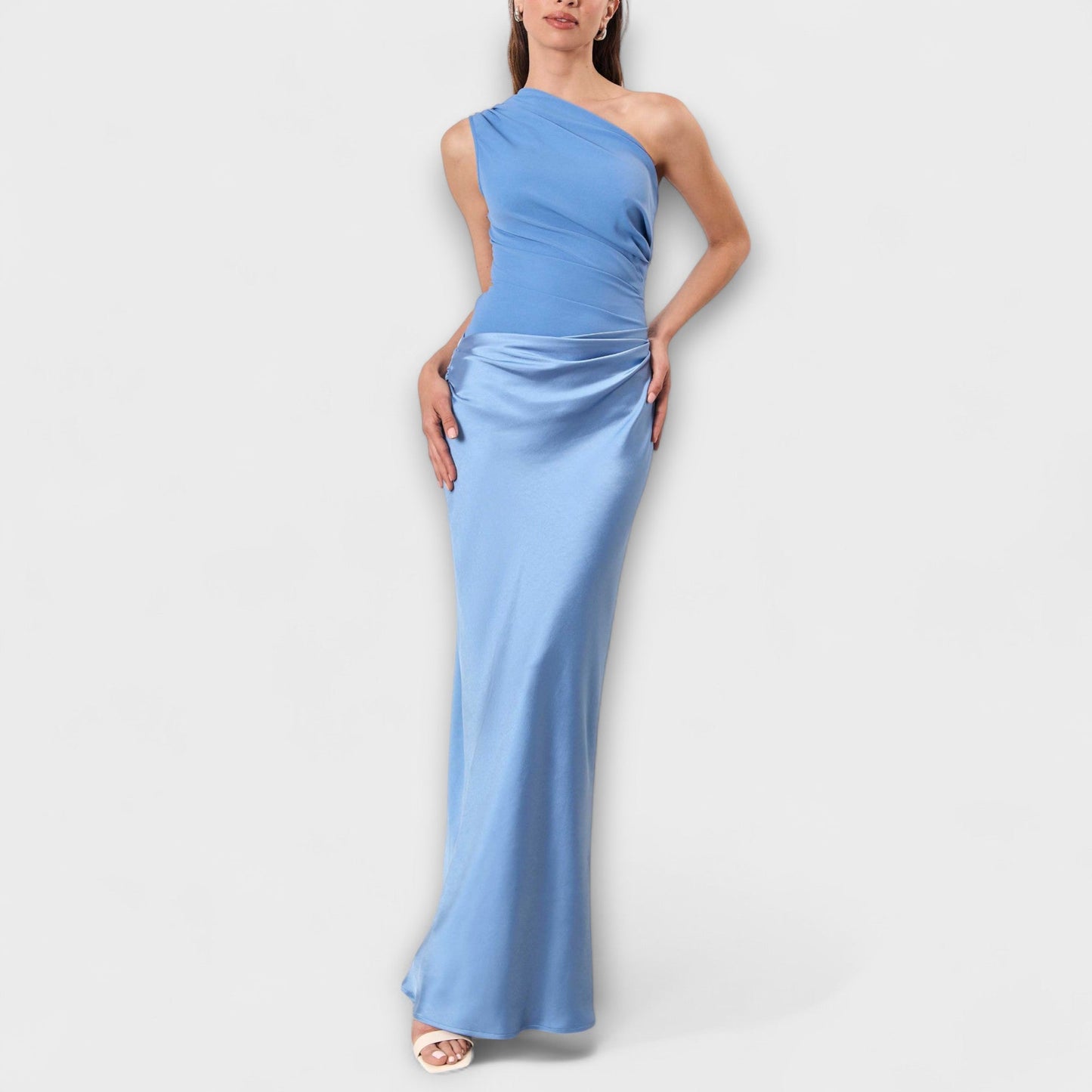 Elegancka maxi sukienka na jedno ramię