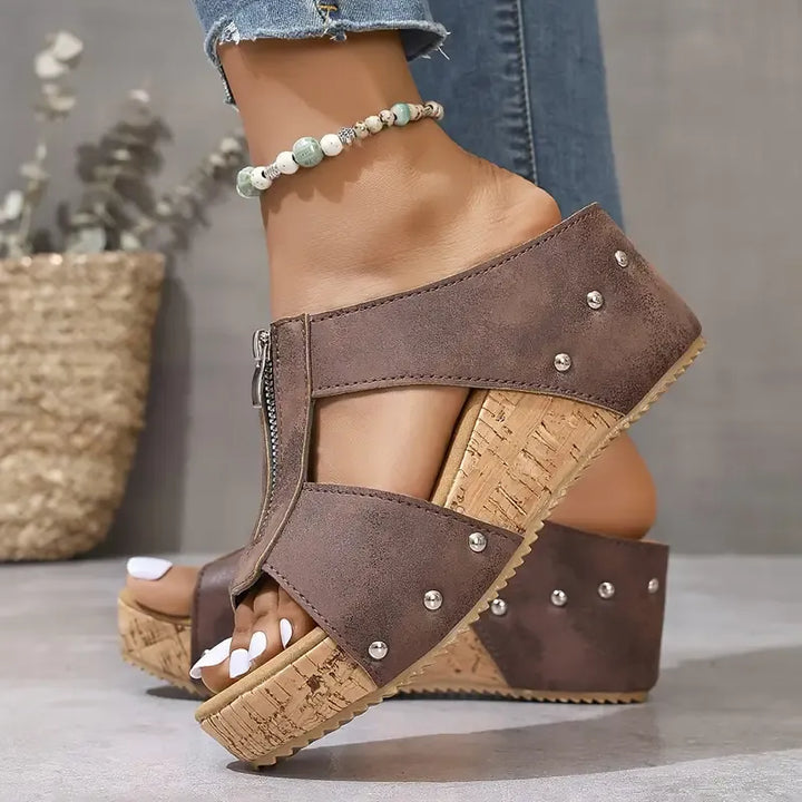 Gigi - Stylowe Sandały na Koturnie