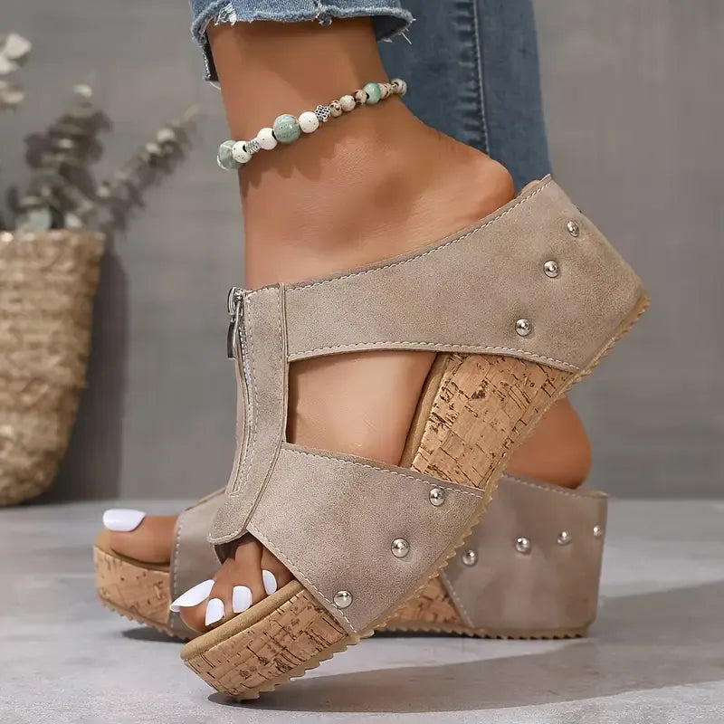 Gigi - Stylowe Sandały na Koturnie